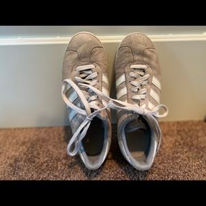 Adidas size 7.5 tennis/soccer shoe